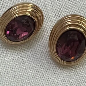 Costume jewelry
Gold and amethyst pierced earrings